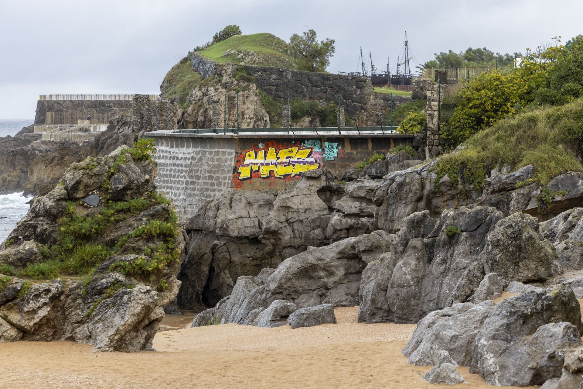 Pintadas vandálicas en el muro exterior de las instalaciones del Tenis, que se alza sobre la playa del Camello.