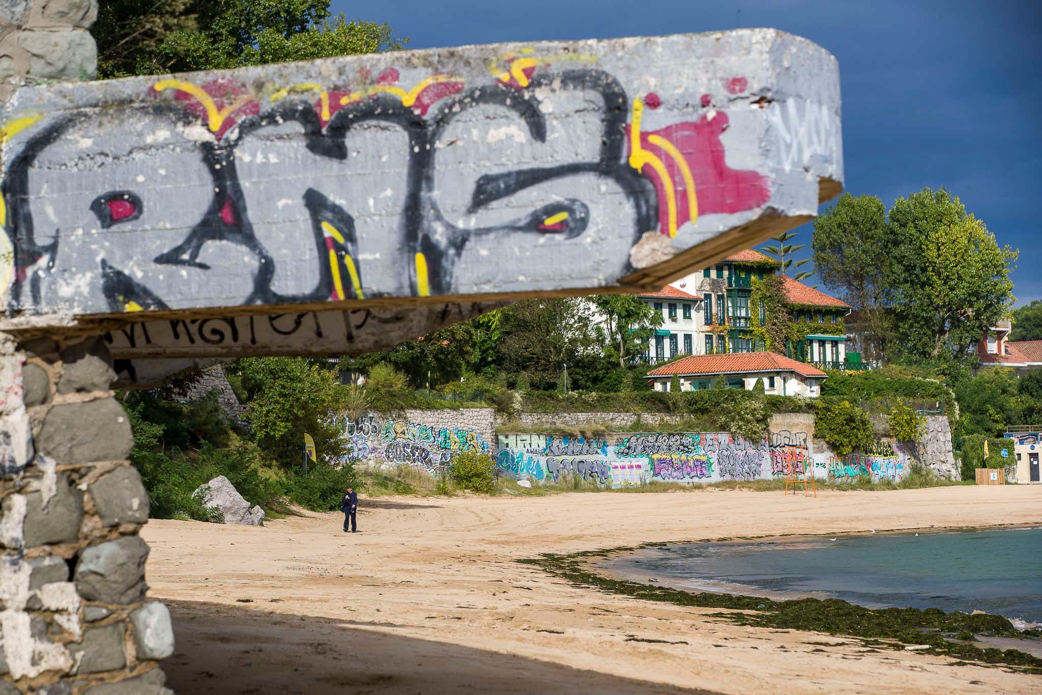 Un saliente del balneario de La Horadada con grafitis.