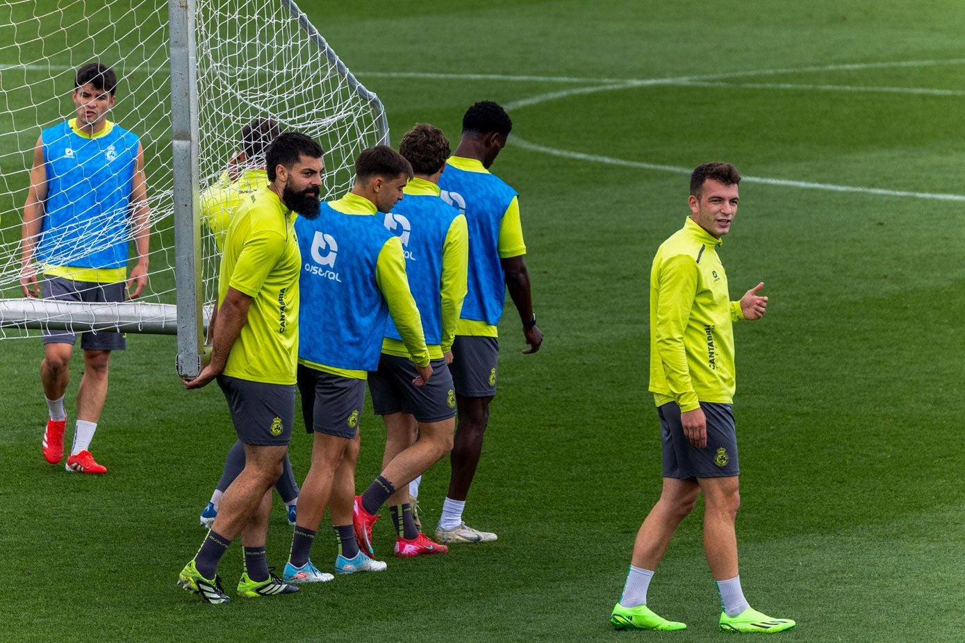 Íñigo Vicente sonríe mientras sus compañeros acarreran una de las porterías móviles de las Instalaciones Nando Yosu. 
