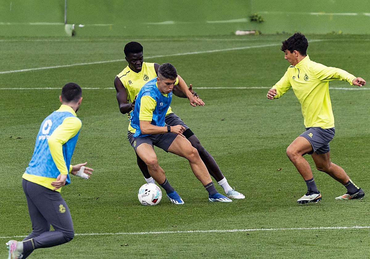 Íñigo Sainz-Maza con el balón, presionado por Maguette Gueye.