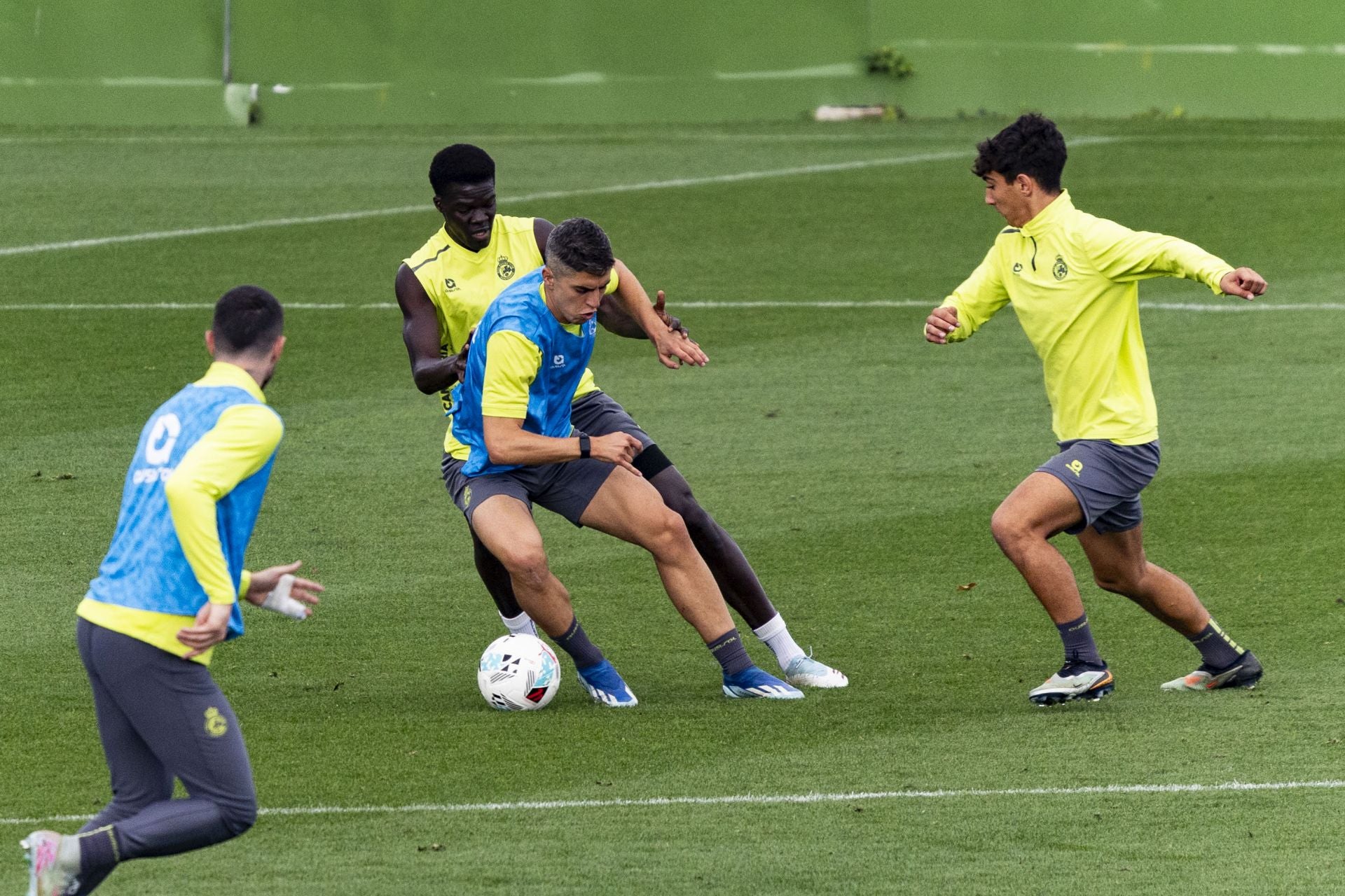 Íñigo Sainz-Maza protege el balón ante el acoso de Maguette Gueye. 