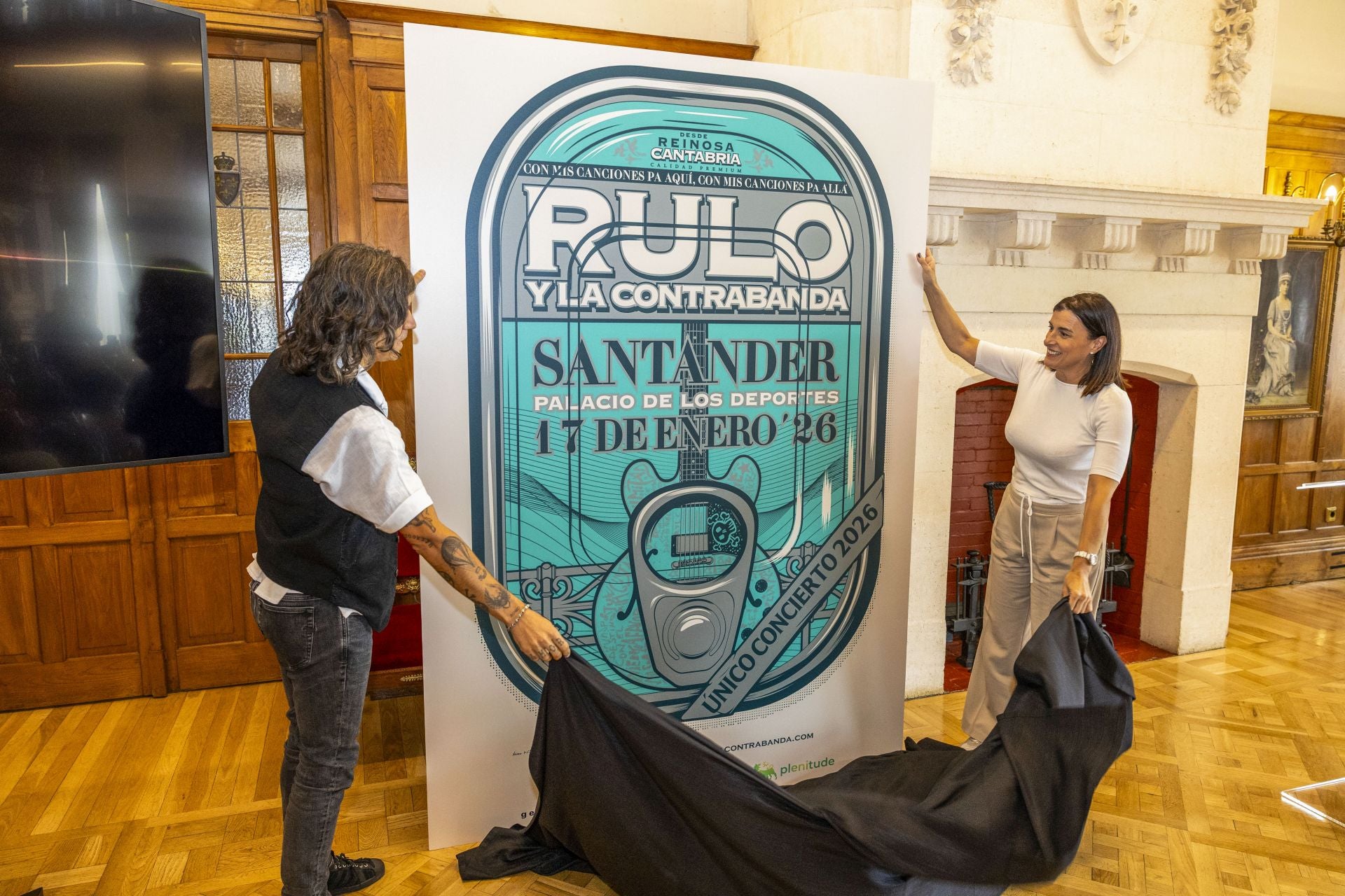 Rulo y la alcaldesa de Santander, Gema Igual, descubren el cartel del concierto.