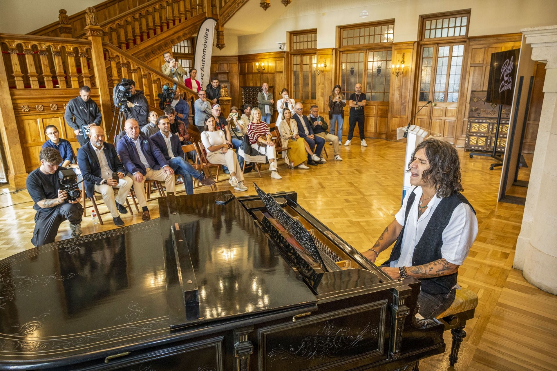 El cantante interpretó 'Heridas del rock roll' durante la presentación de la cita que se celebrará en el Palacio de Deportes de Santander.