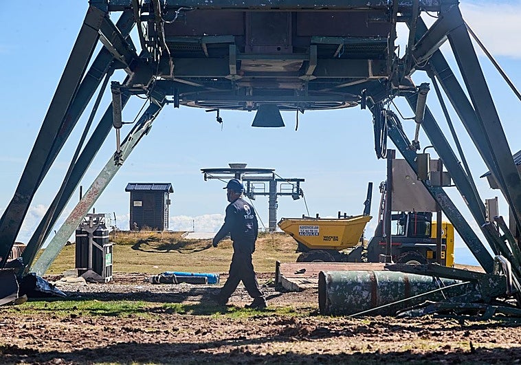 Los trabajadores de la empresa Tirso trabajan en la retirada de la base inferior de El Chivo, situada a 1.850 metros de altitud.