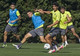 De izquierda a derecha, Puerta, Peio Canales y Sergio Martínez, tres de los internacionales del equipo, en un entrenamiento en La Albericia.