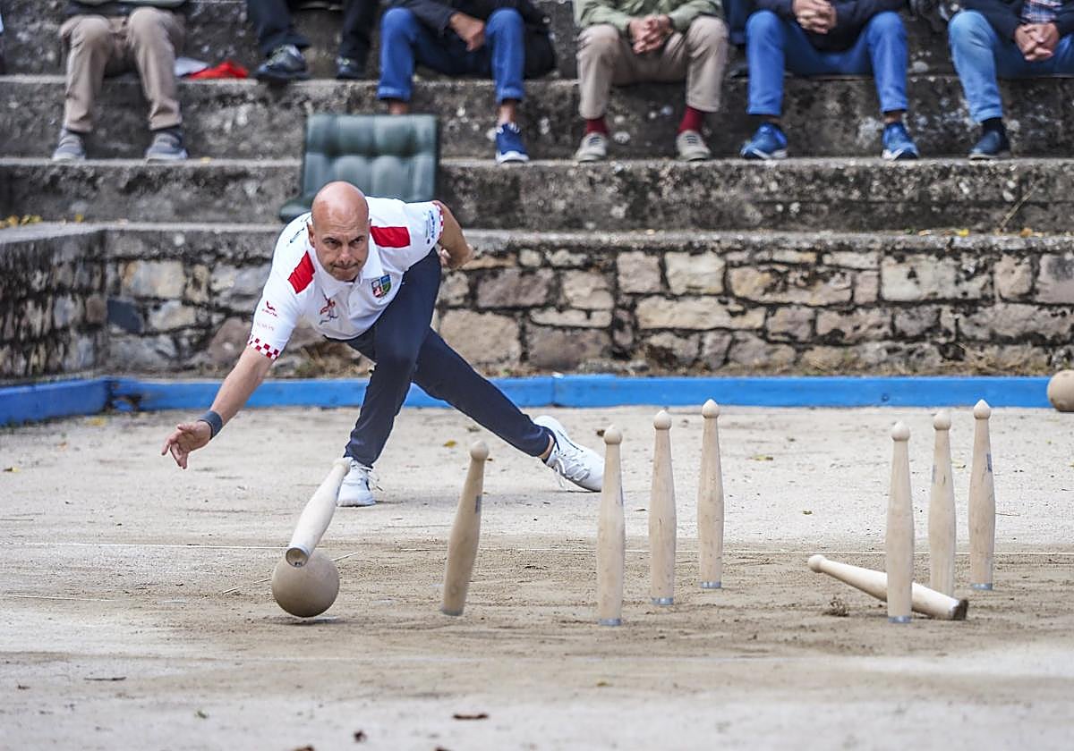 Jesús Salmón, al birle, aumentó ayer su leyenda en el Trofeo San Mateo de Reinosa.