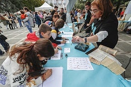Imagen de la edición anterior cuando los profesionales de la UC tomaron las calles de Santander para mostrar a los más jóvenes su trabajo.