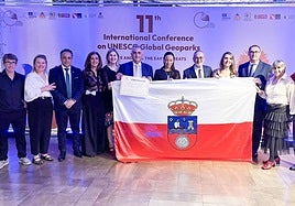 La alcaldesa de Polanco, en el grupo que recogió la acreditación en Chile.