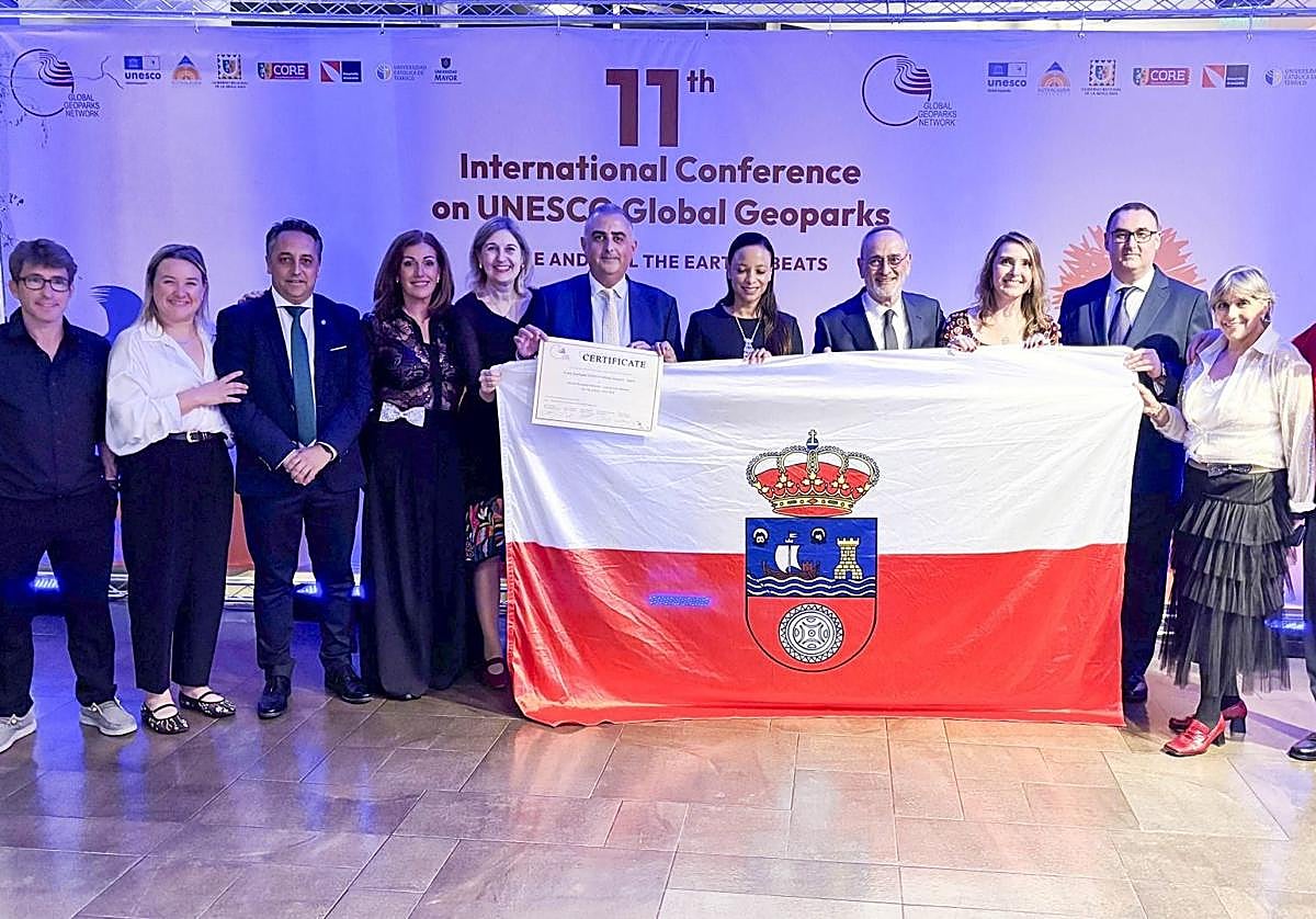 La alcaldesa de Polanco, en el grupo que recogió la acreditación en Chile.