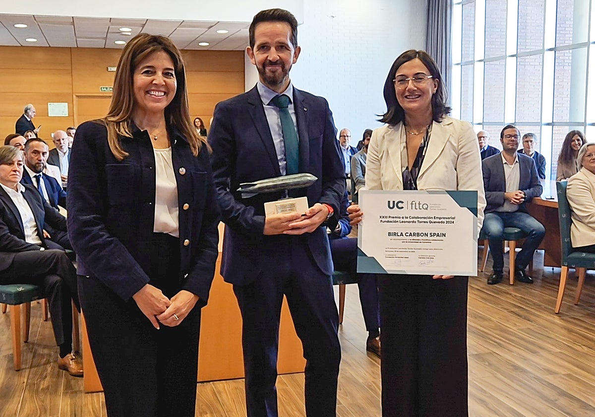 Carmela Civit, Enrique González y Conchi López en la entrega delreconocimiento.