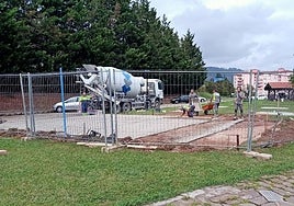 La reforma de los parques infantiles ha comenzado por el de la zona verde de La Haye.