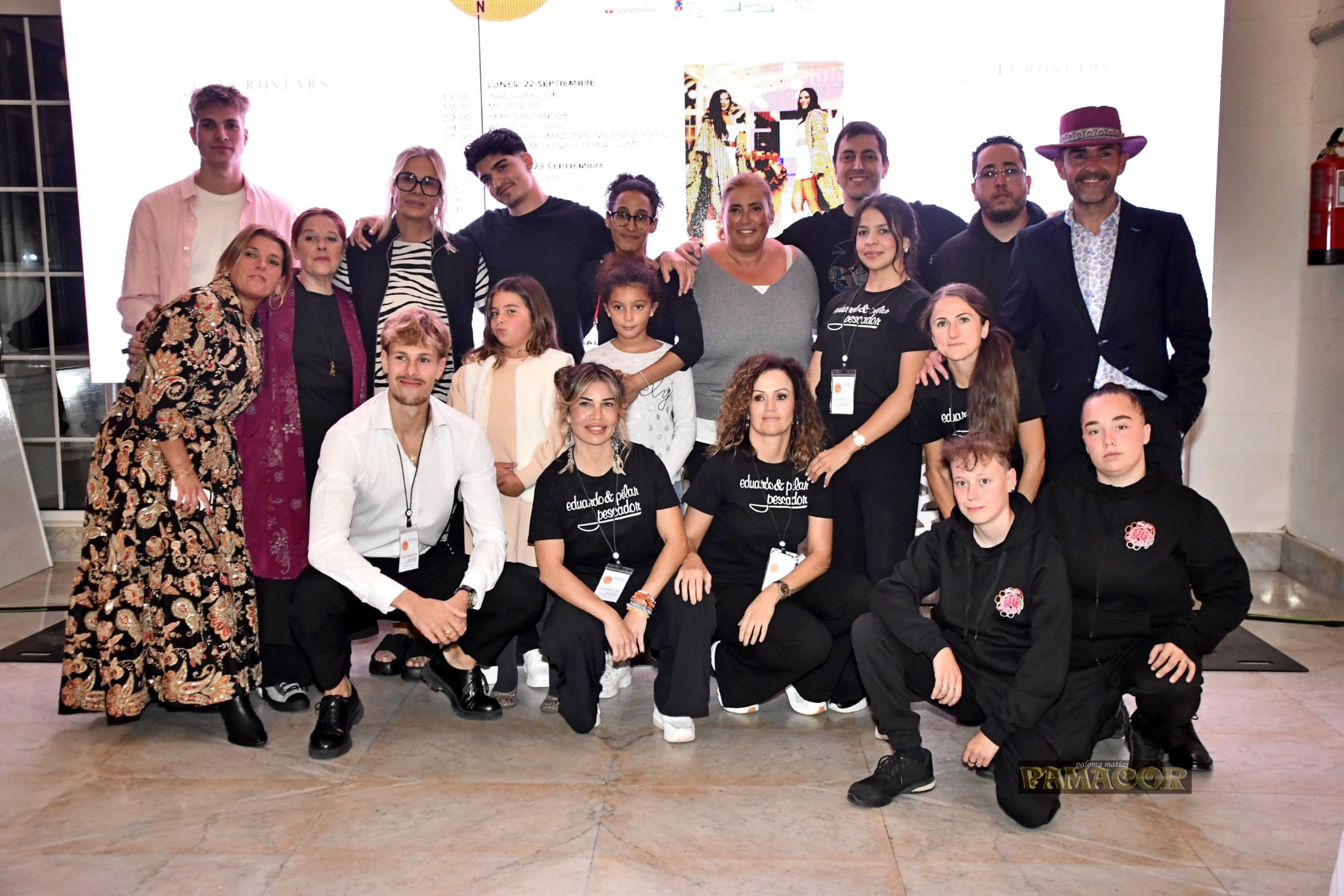 Leyre Doueil, Mauro Comín, María José Pereda De Castro, Pilar Pescador, Jerson Gabarri y Manuela Vidal de la Peña Bolado, Ruth Castanedo y Greta Vallejo, Marta Monar, Mayra Irausquin, Aser García Rada,Aimane Reghais y José Luis Callejo. Abajo agachados: Bruno Comín, Belén Salazar, Rocío Gutiérrez, Wiam Hossaini, Jennifer Salces y Ana María Pérez.