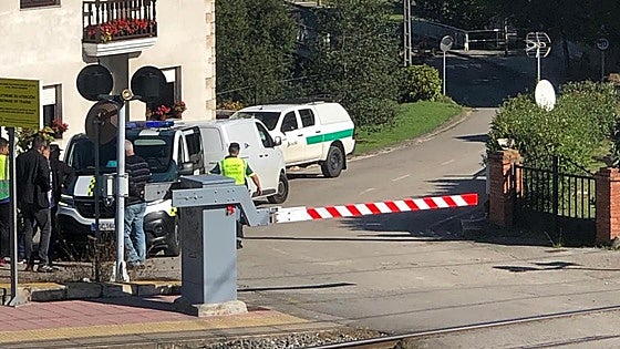 Herida una mujer de 27 años tras ser golpeada por un tren en el paso a nivel de Mar, en Polanco