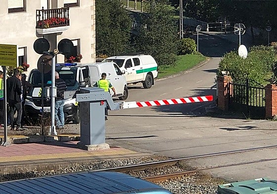 Agentes de la Guardia Civil, en el paso a nivel de Mar, donde se ha producido el accidente.
