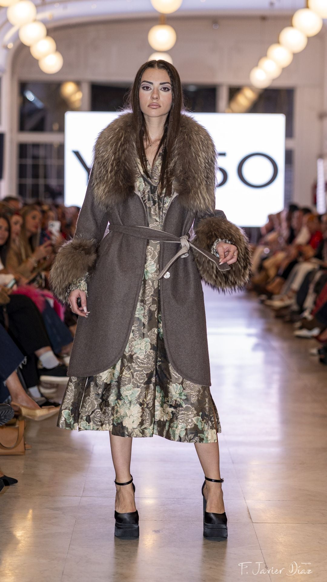 Amelia Taran, con abrigo de 'YES50'.