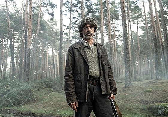 Eduardo Noriega, en una escena de la serie de 'The Walking Dead: Daryl Dixon', spin-off de 'The Walking Dead'. Norman Reedus y Romain Levi con el equipo de rodaje de uno de los episodios de la cuarta temporada en Bilbao.