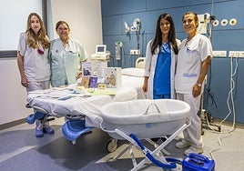Paula Herrero, Isabel Hoyuela, Ana Merino y Fátima Vacas, en Valdecilla, junto a la cuna fría y la caja de los recuerdos.