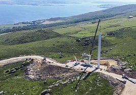 El Escudo, en obras. La empresa Iberdrola estima que su parque eólico, el primero de Cantabria desde hace diecisiete años, estará operativo en marzo de 2026.