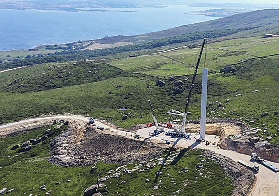 El Escudo, en obras. La empresa Iberdrola estima que su parque eólico, el primero de Cantabria desde hace diecisiete años, estará operativo en marzo de 2026.