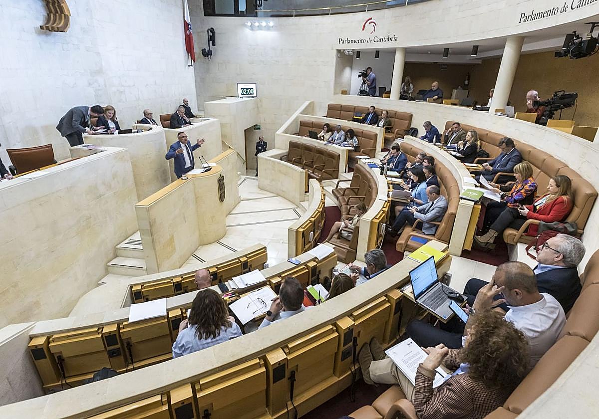 Pleno del Parlamento de Cantabria, en una imagen de archivo.