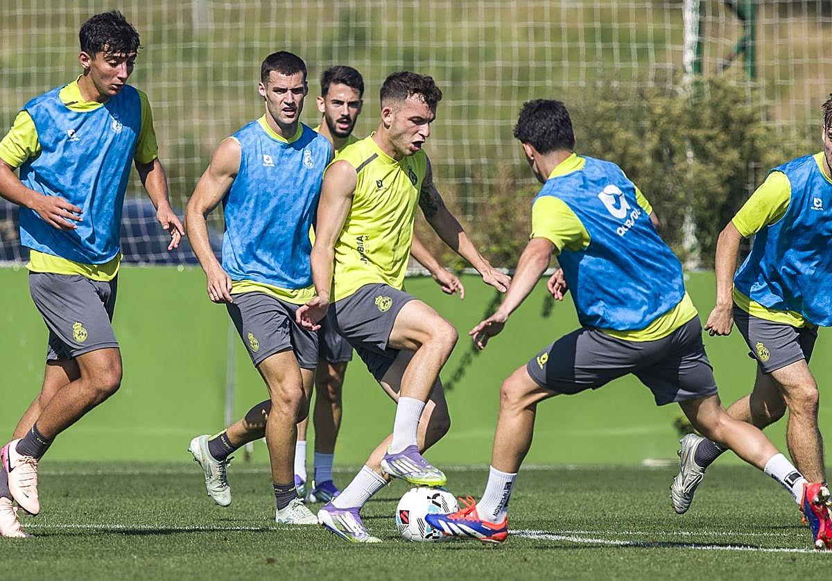 Íñigo Vicente es rodeado por varios de sus compañeros en un entrenamiento.