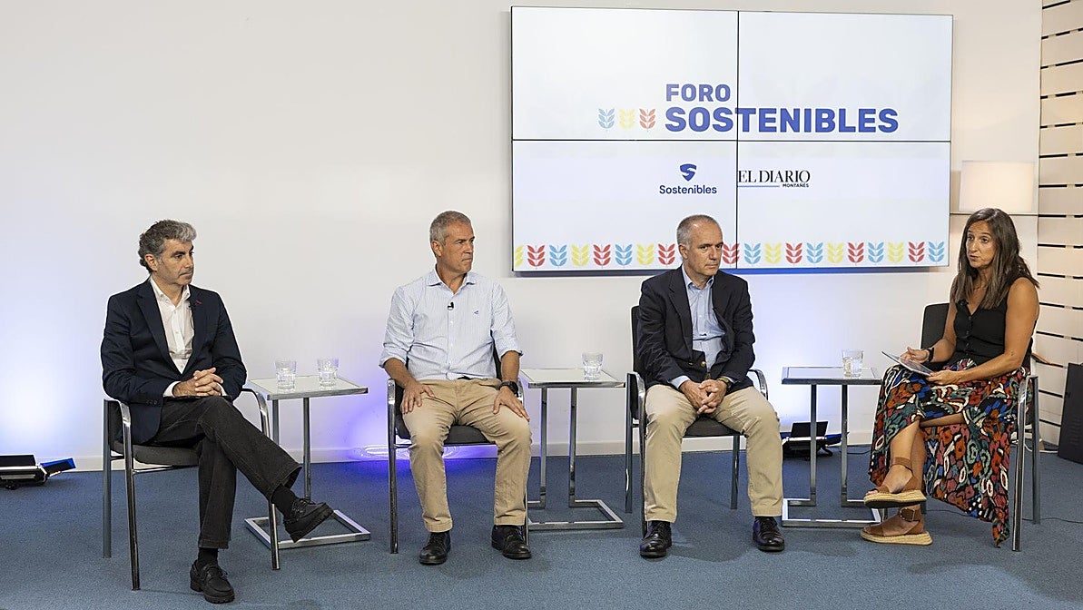 David Fernández, Carlos Nietzsche y David García de Herreros, junto a la periodista de El Diario Montañés, Saray Ceballos.