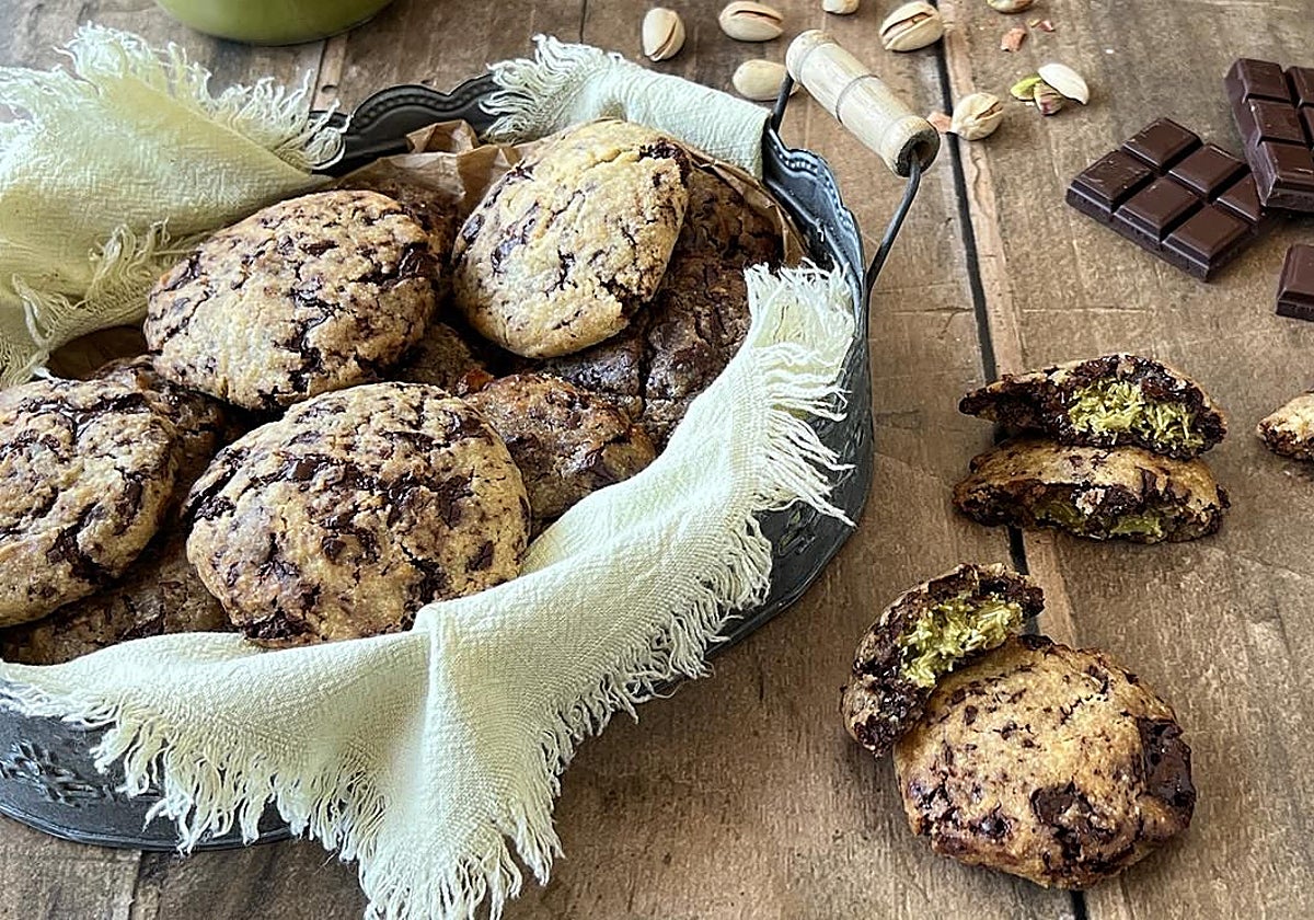 Unas deliciosas galletas, o «cookies», con chocolate negro y crema de pistacho.