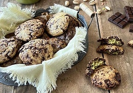 Unas deliciosas galletas, o «cookies», con chocolate negro y crema de pistacho.