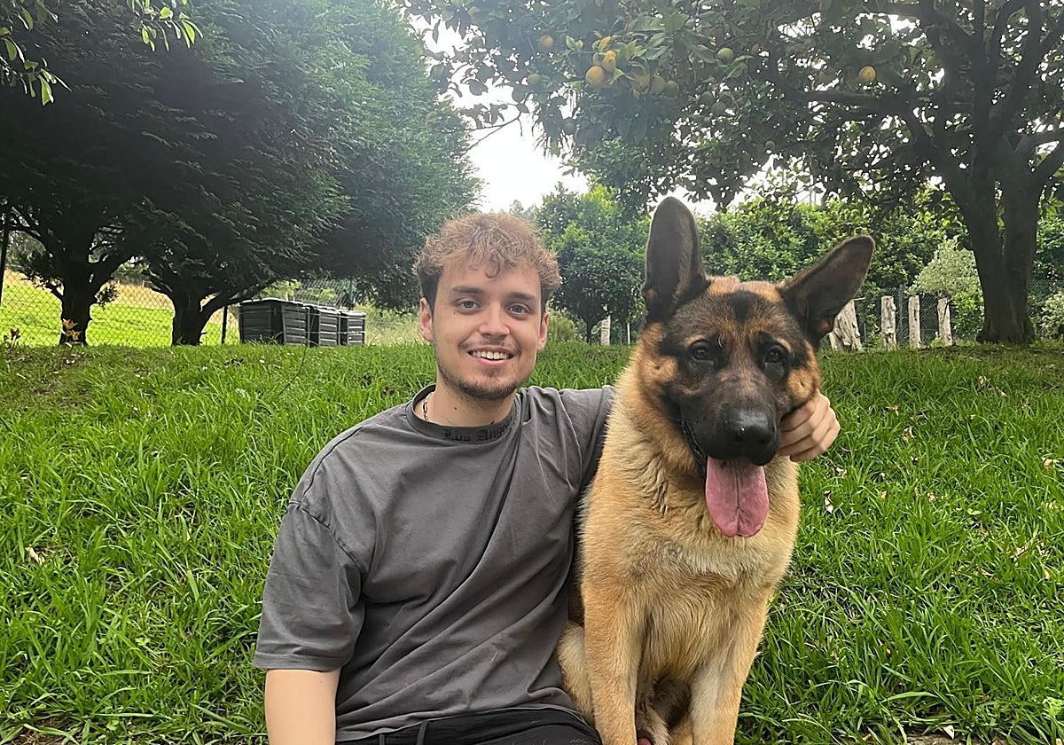 Pablo Parcha posa junto a su mascota.