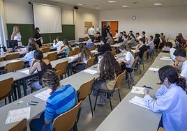 Un grupo de alumnos de Bachillerato y FP se dispone a realizar sus exámenes de la EBAU en las aulas de la Universidad de Cantabria.