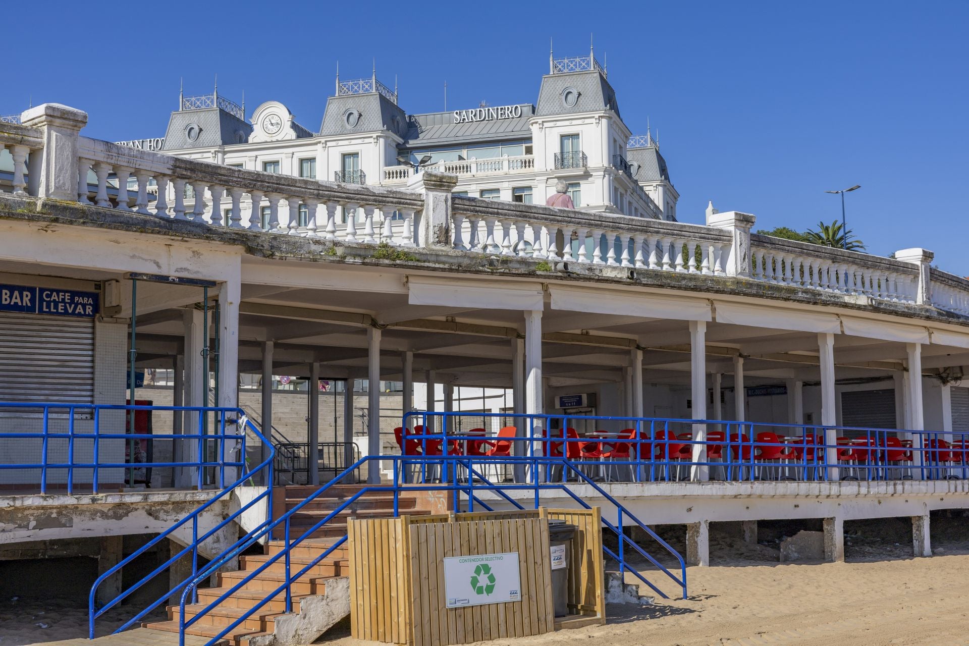 Exterior de las instalaciones en los que se aprecia la degradación de la balaustrada.