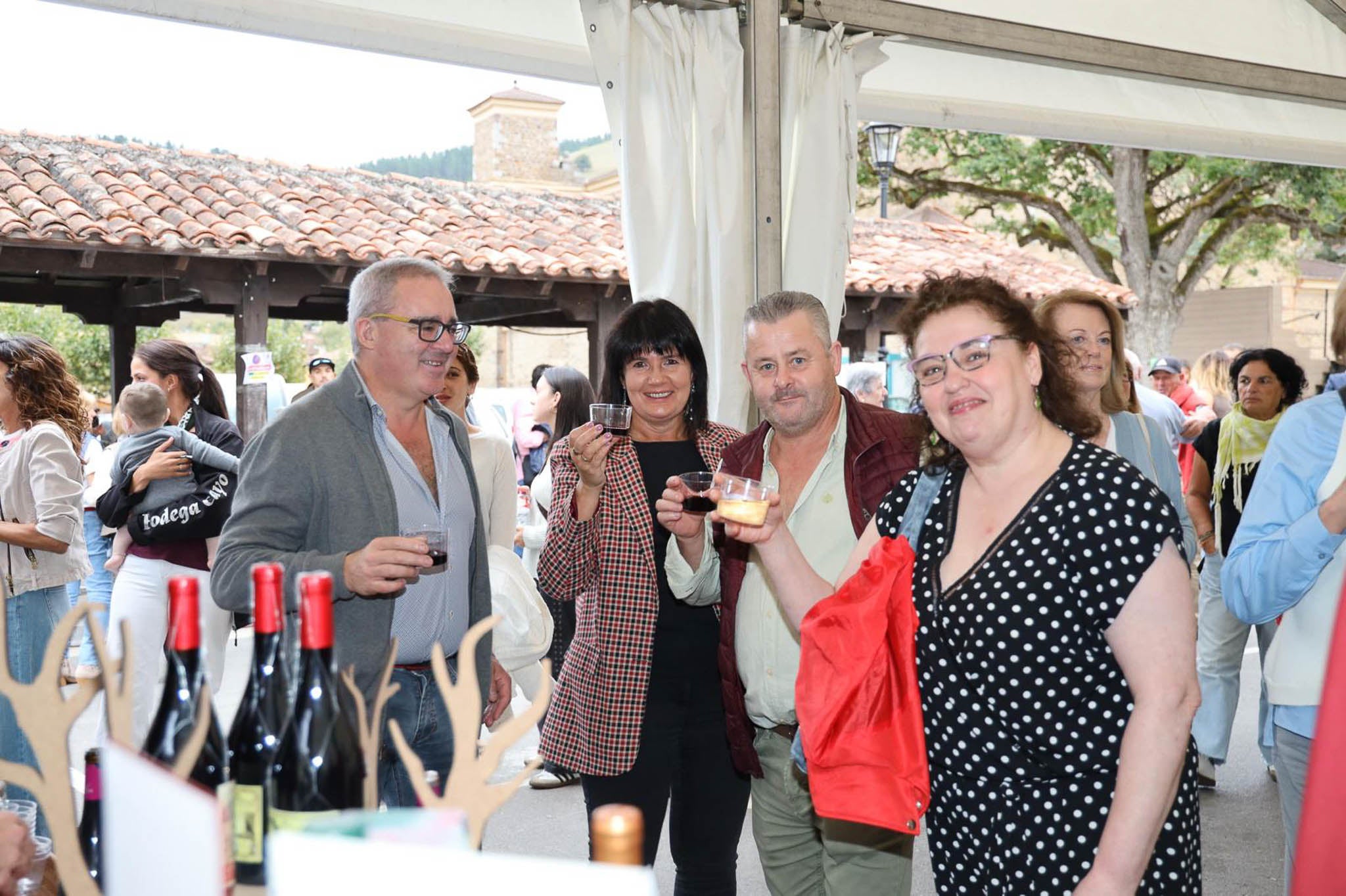 Participantes en la cita brindan VIII Fiesta de la Vendimia de Liébana.