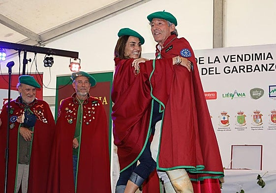 El periodista deportivo Jesús Álvarez, con la capa y la boina de la cofradía, en el acto en el que fue homenajeado.