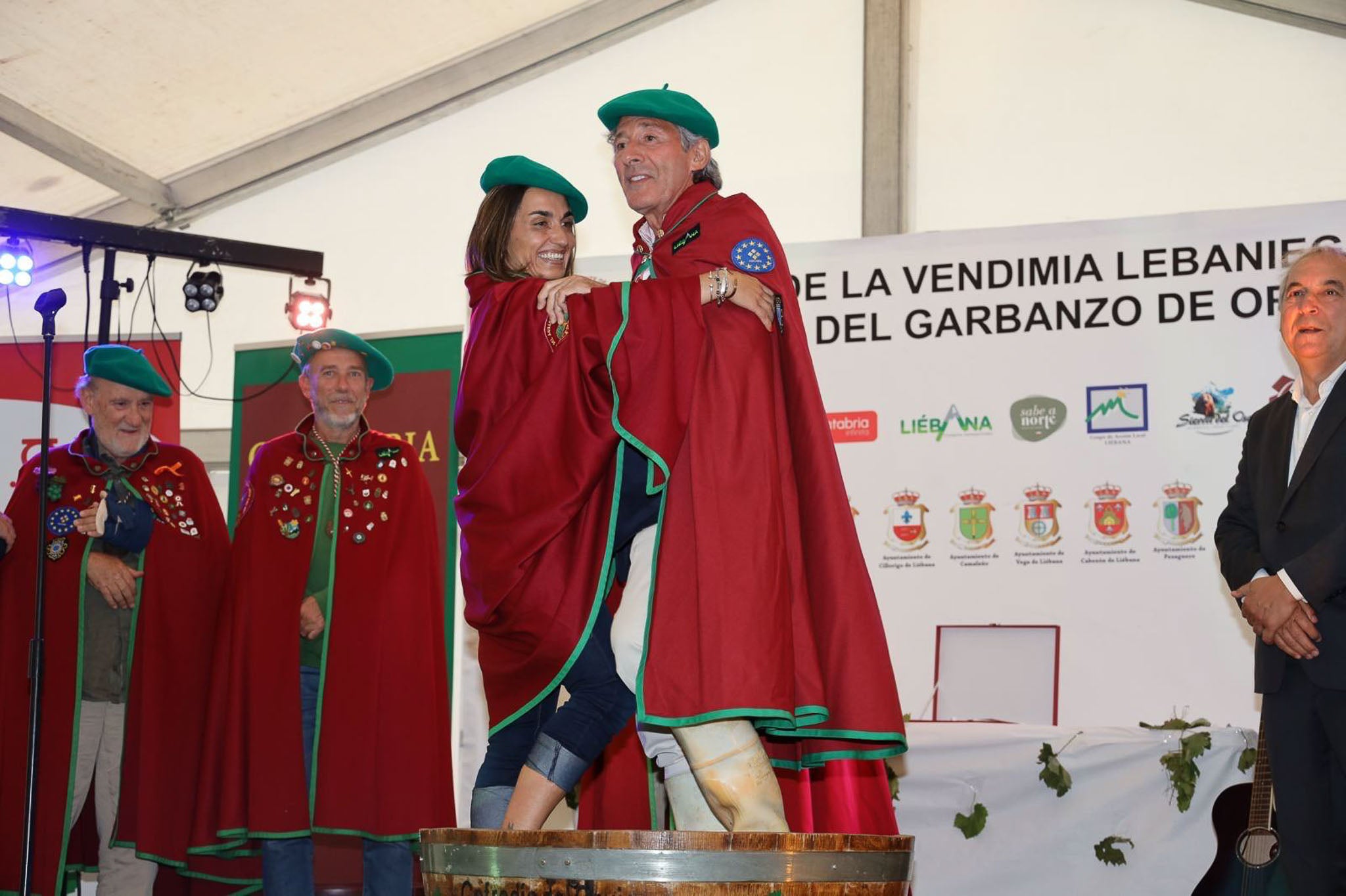 El periodista deportivo Jesús Álvarez, con la capa y la boina de la cofradía, en el acto en el que fue homenajeado.