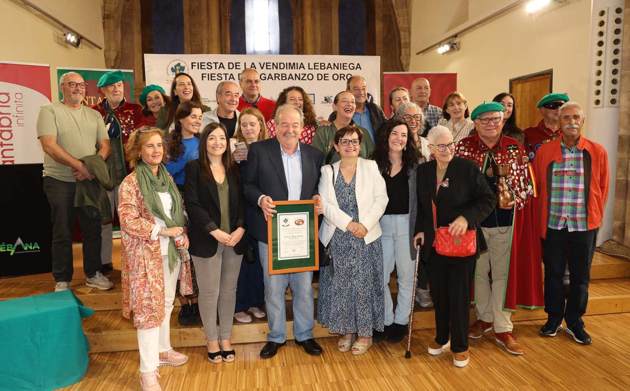 Óscar Martín, con su familia y cofrades, tras recibir el garbanzo de oro.