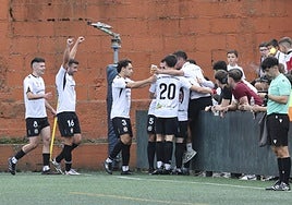 Los futbolistas del Textil celebran con su público uno de los dos tantos.