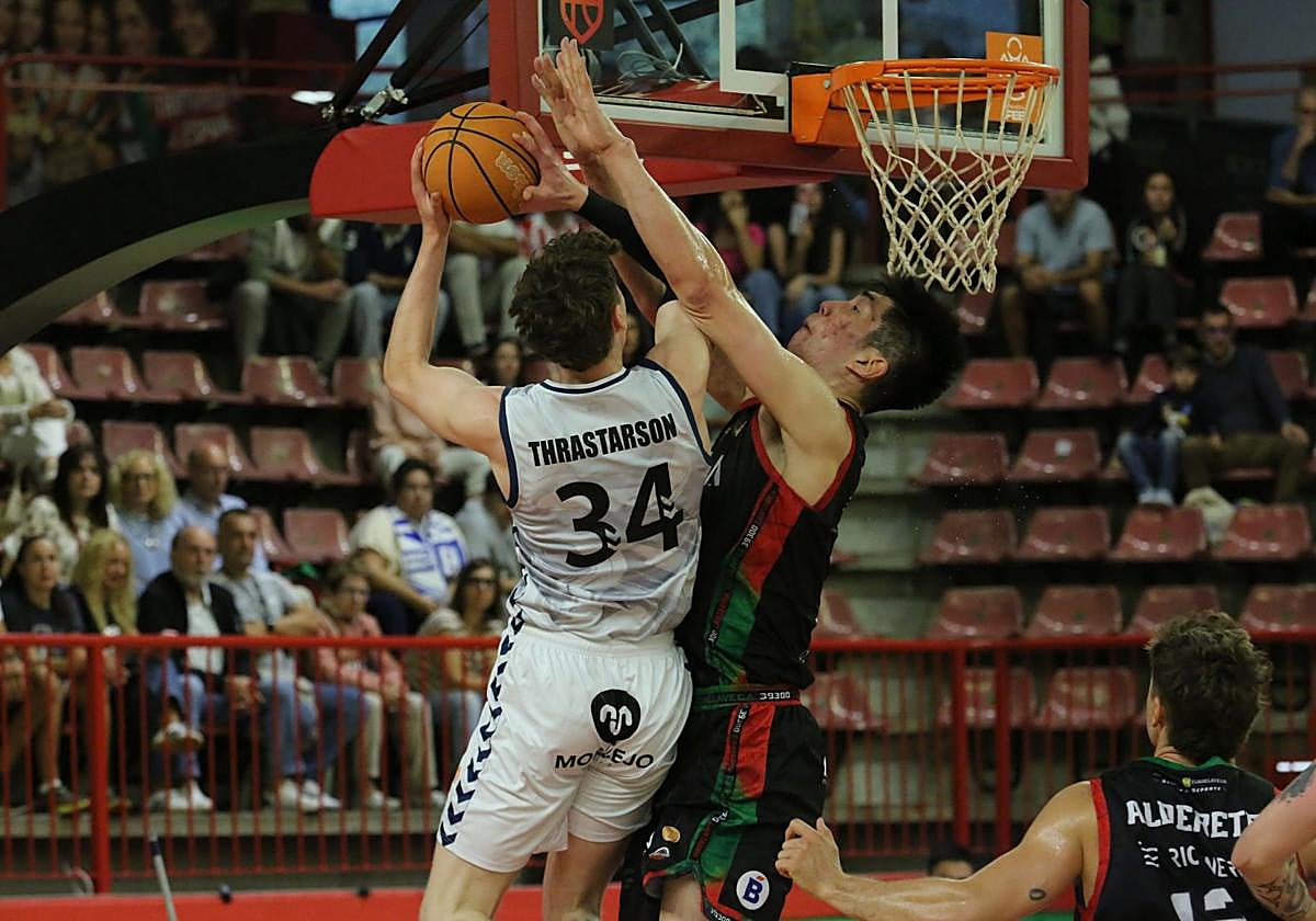 Thrastarson entra a canasta ante la oposición de Jiahao.
