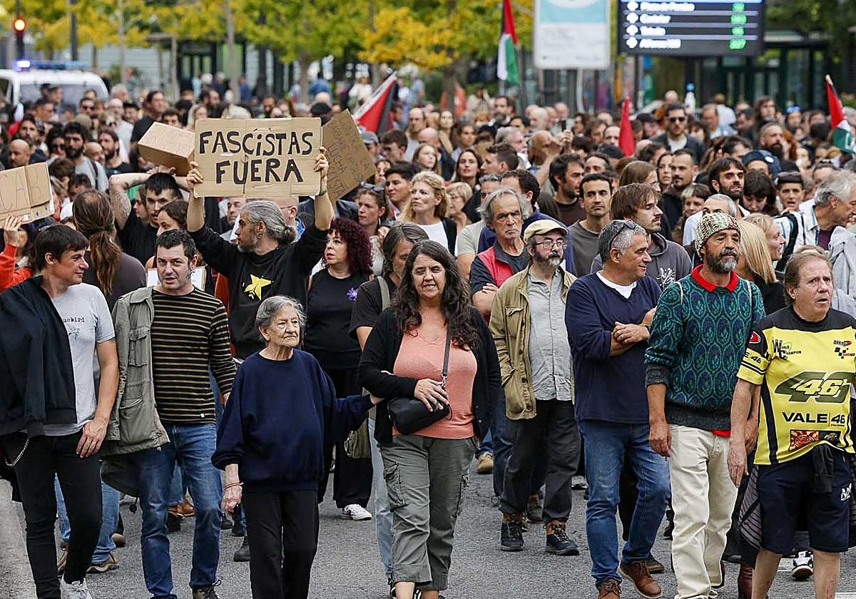 La manifestación convocada por la izquierda congregó a 400 asistentes