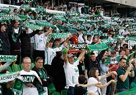 Los aficionado del Racing, con las bufandas en alto para cantar la Fuente de Cacho