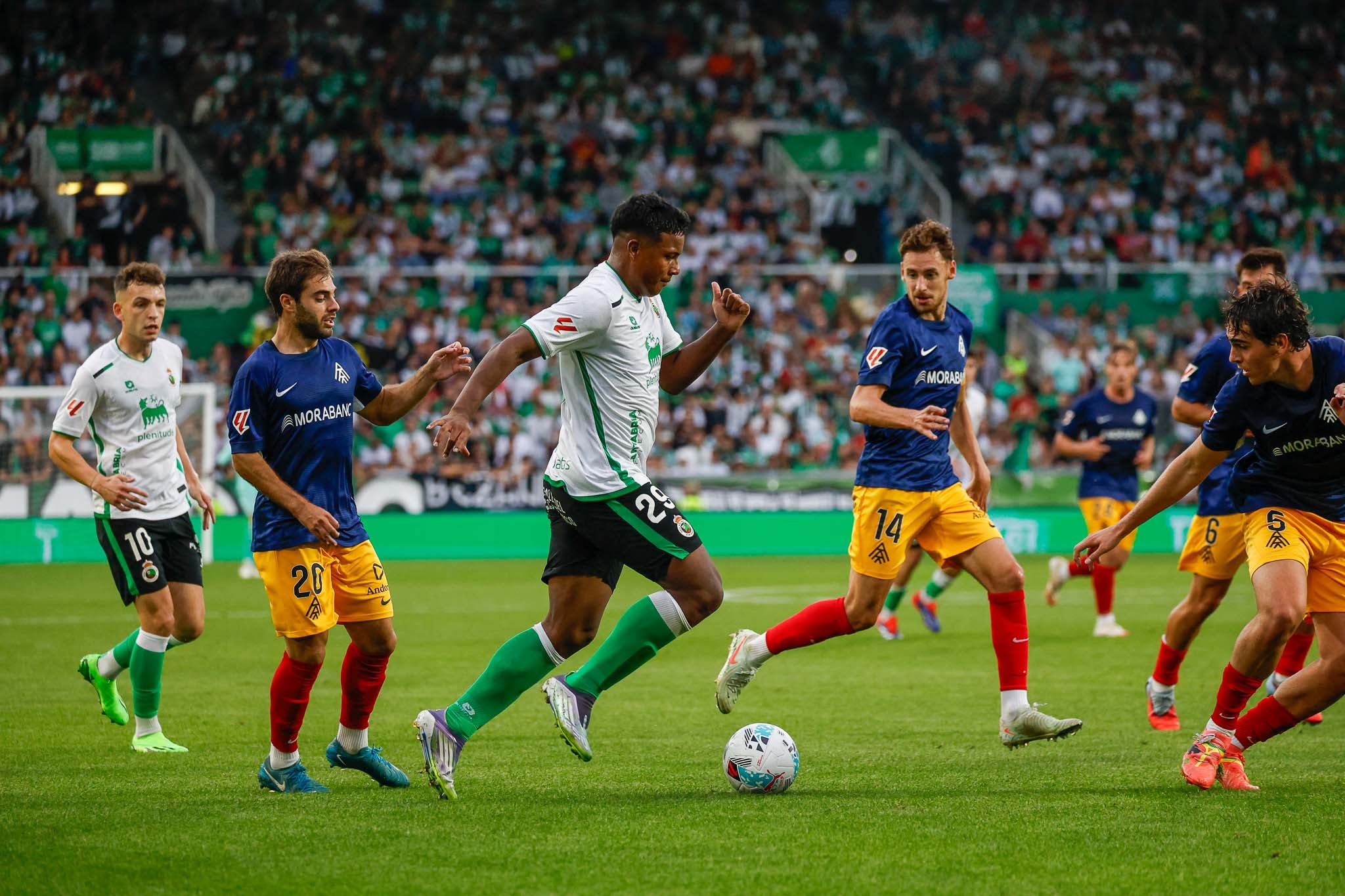 Jeremy, que repitió titularidad en detrimento de Villalibre, conduce el balón