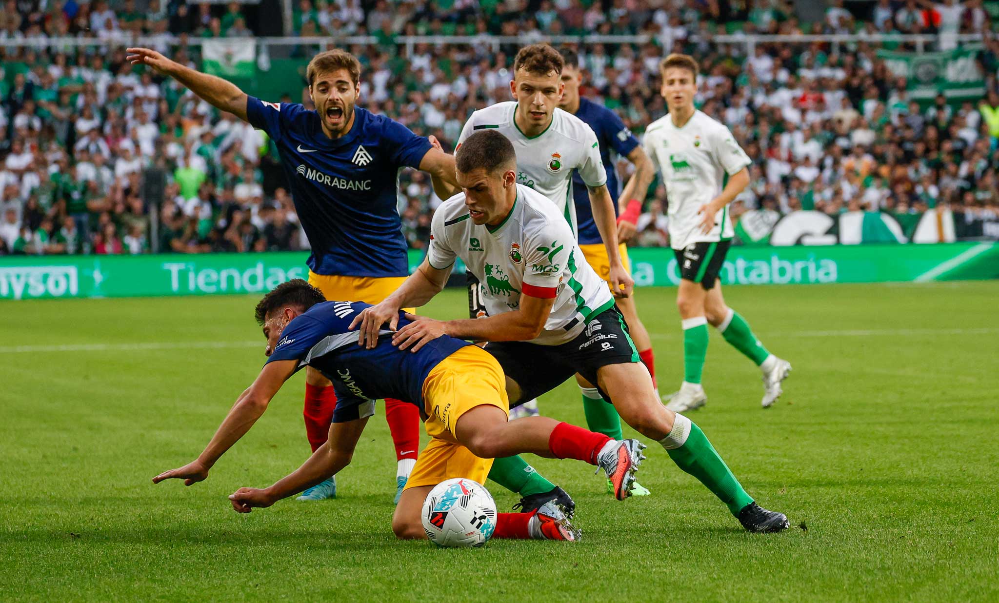 Mantilla trata de frenar a un rival del Andorra