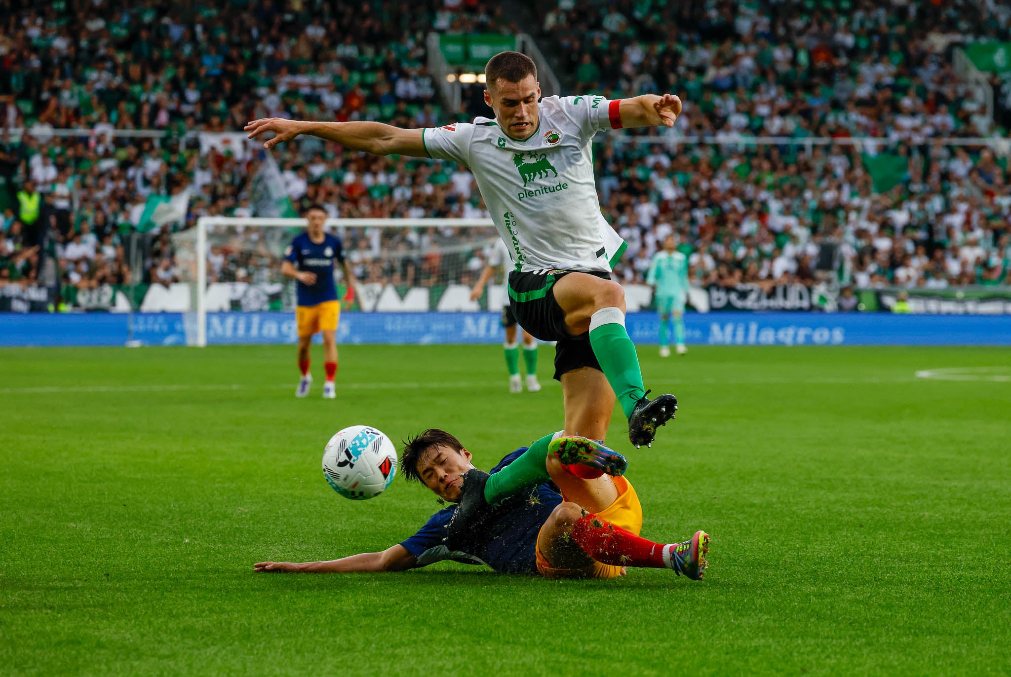 Mantilla acude a despejar el balón ante la llegada de un jugador del Andorra