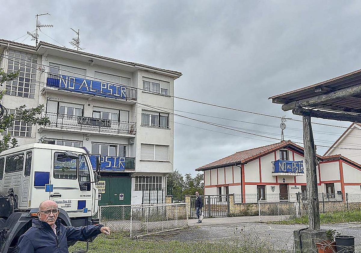 Pancartas de rechazo al PSIR de Laredo colgadas de los balcones de varias viviendas de la zona afectada.