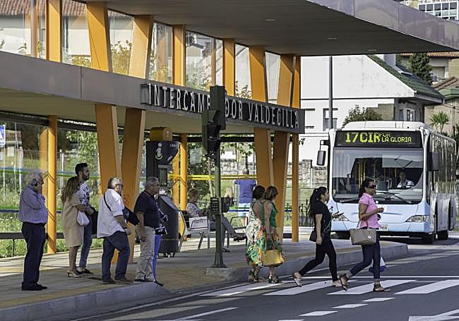 Usuarios del TUS esperan en el intercambiador de Valdecilla.