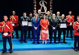 La alcaldesa junto a los agentes distinguidos