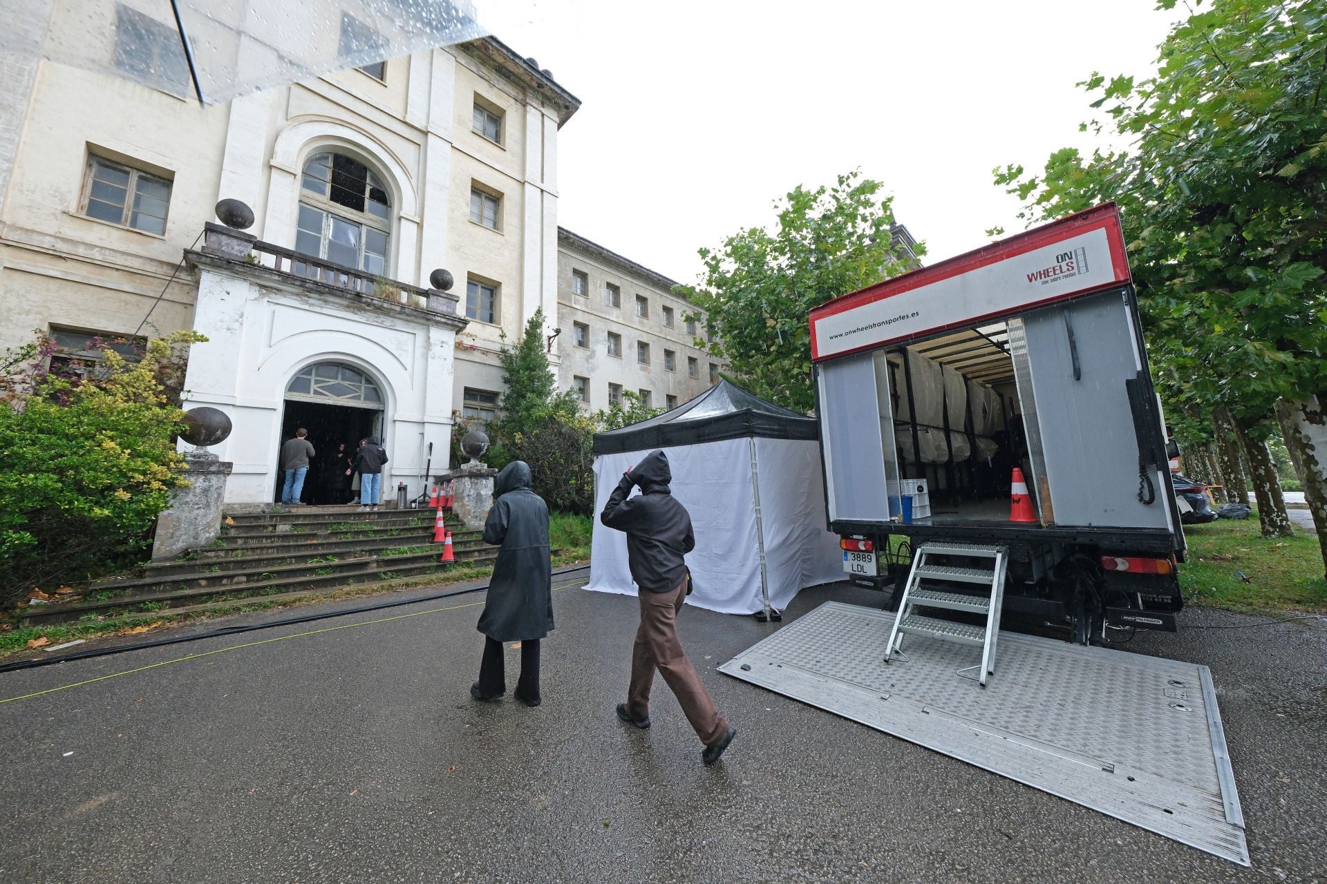 En total 162 personas trabajan repartidas en distintos áreas «según la necesidad». El de arte, con 50 integrantes, es uno de los más numerosos. 