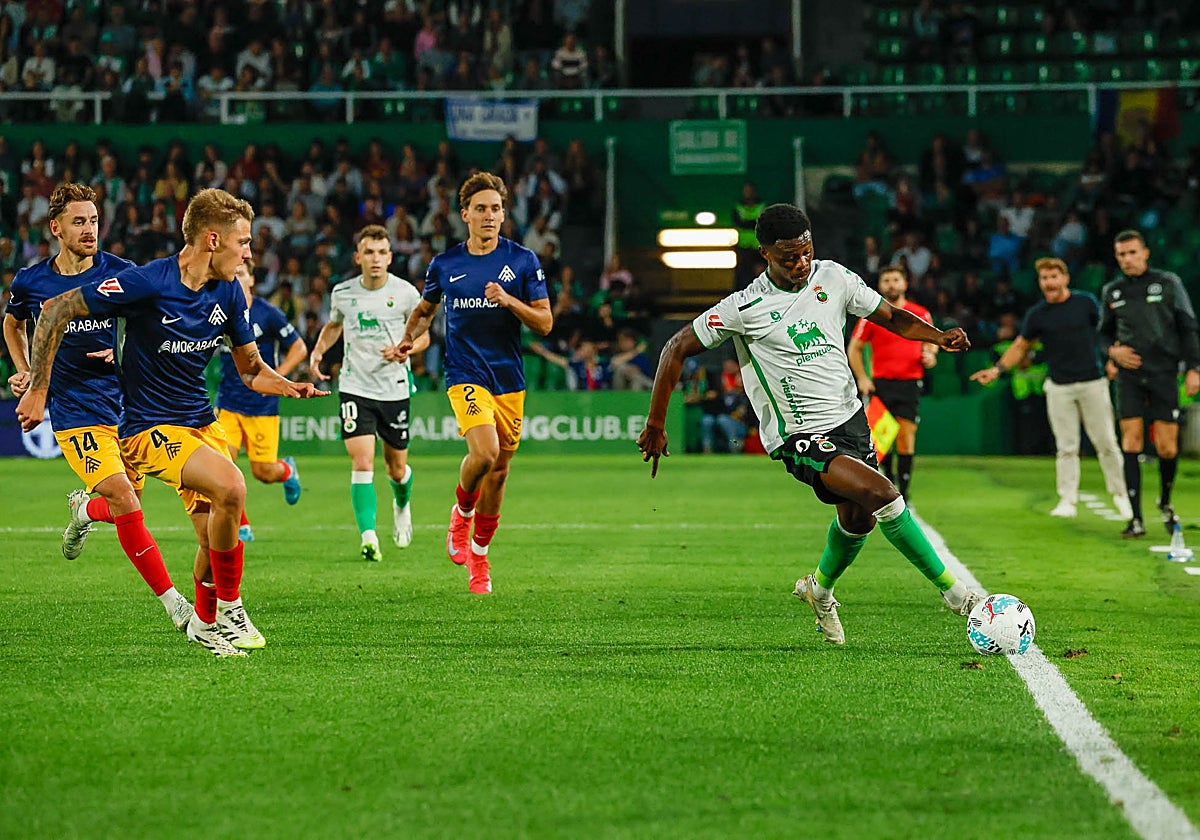 Suli, que salió en la segunda mitad del encuentro, controla la pelota
