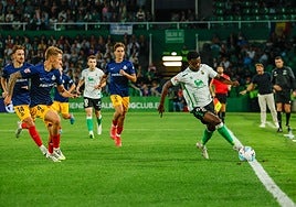 Suli, que salió en la segunda mitad del encuentro, controla la pelota