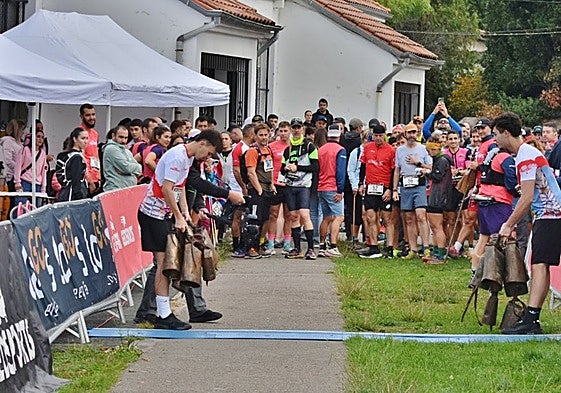 Salida del trail al son de los campanos de La Vijanera.