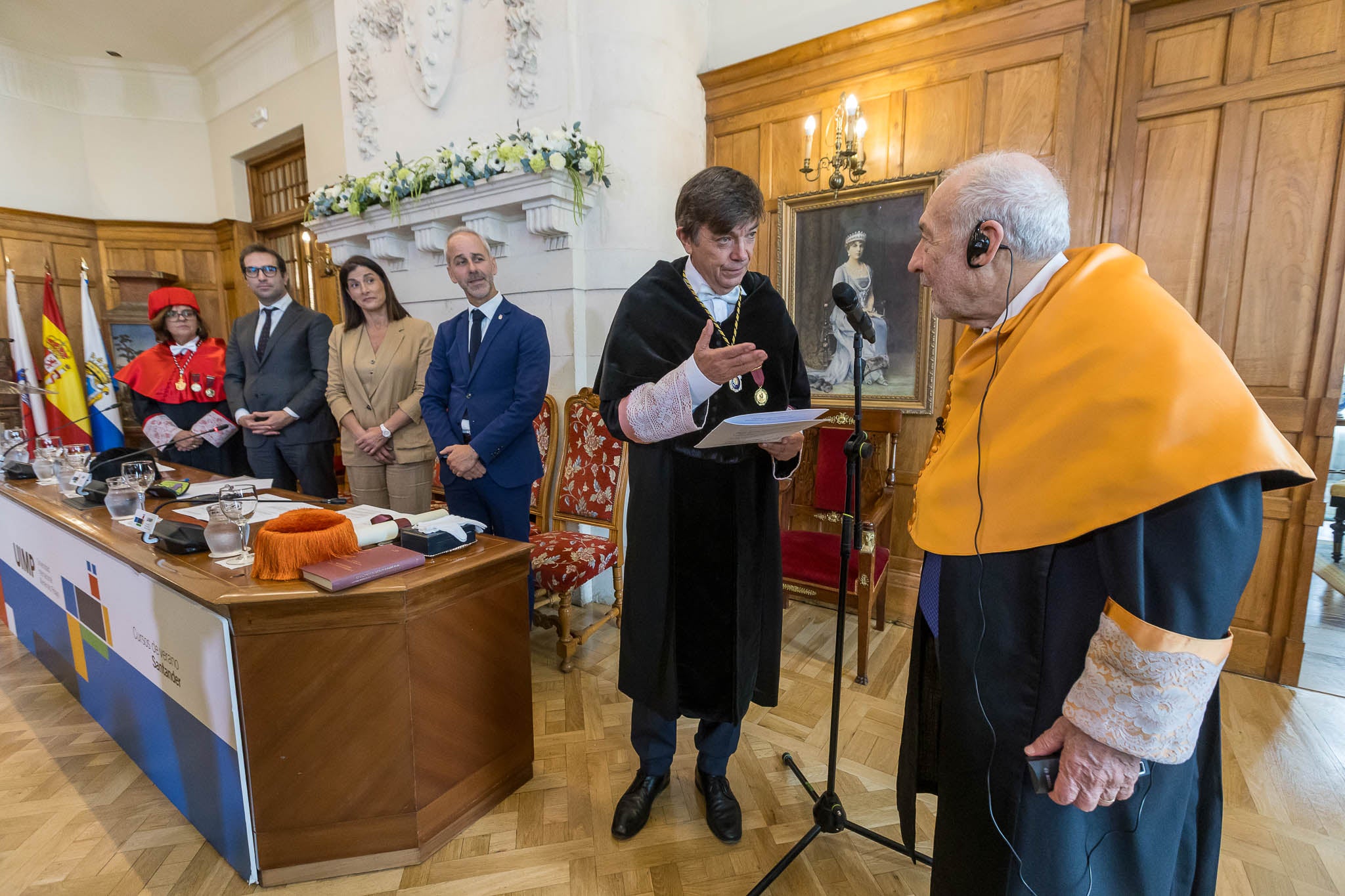 Andradas se dirige a Stiglitz en presencia del ministro, Carlos Cuerpos; la alcaldesa de Santander, Gema Igual; el con sejero de Edudación, Sergio Silva, y la vicerectora, Matilde Carlón.